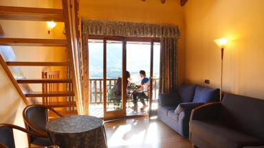 hotel_spanje_pyreneeen_prullans_cerdanya ecoresort_familiekamer duplex cadi_woonkamer_hotel