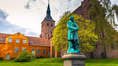 denemarken_funen_odense_standbeeld_hans-christian-andersen_kerk_shutterstock_638526172