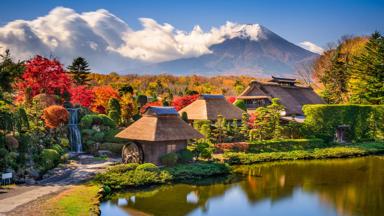 japan_oshino_mount-fuji_herfst_meer_dorp_berg_shutterstock