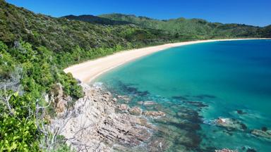 nieuw-zeeland_zuidereiland_abel-tasman-national-park_strand_blauwe-zee_rotsen_bos_shutterstock