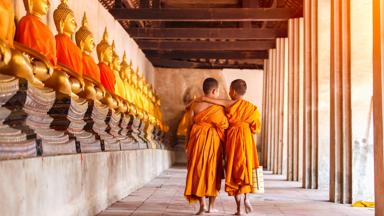 Algemeen-thailand-tempel-beelden-jonge_monniken-GettyImages-658328836-spiegelbeeld