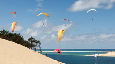 frankrijk_aquitaine_dune-du-pilat_duin_paragliders_shutterstock_1992469676