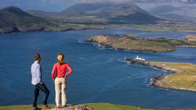 sfeer_ierland_kerry_valentia-island_stel_geokaun-mountain_tourism-ireland (2).jpg