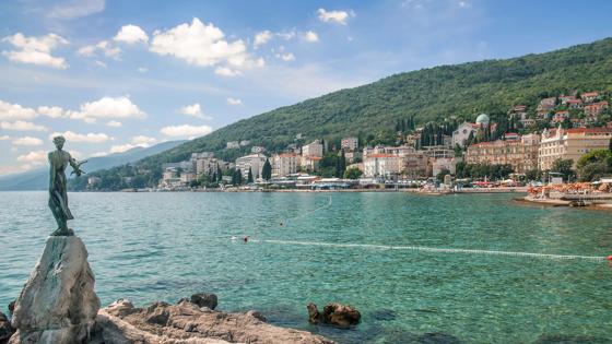 kroatie_opatija_opatija-rivier_meisje-met-de-meeuw_uitzicht_shutterstock