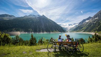 oostenrijk_tirol_zillertal_schlegeis-stausee_uitzicht_berg_fietsen_stel_stuwdam (1)