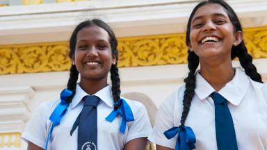 sri lanka_anuradhapura_schoolmeisjes_tempel_o