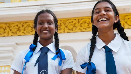 sri lanka_anuradhapura_schoolmeisjes_tempel_o