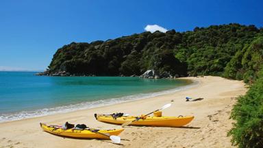 nieuw-zeeland_zuidereiland_abel-tasman-national-park_kayak_strand_bos_zee