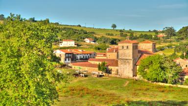 spanje_cantabria_santillana-del-mar_heuvel_paarden_dorp_huizen_shutterstock