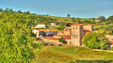 spanje_cantabria_santillana-del-mar_heuvel_paarden_dorp_huizen_shutterstock