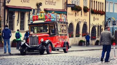 duitsland_beieren_rothenburg-ob-den-tauber_oldtimer_cadeautjes_film_straat_mensen_pixabay