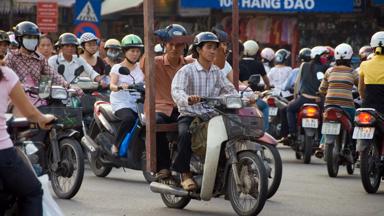 vietnam_hanoi_verkeer_brommer_straatbeeld_a(1).jpg