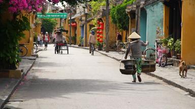 vietnam_hoi-an_straatbeeld_straatverkoper_weegschaalmandjes_oude-gebouwen_f.jpg