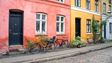 denemarken_kopenhagen_huisjes_fietsen_rood_geel_oude-stad_shutterstock_705769843