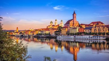 duitsland_passau_donau_rivier_boot_rondvaart_kade_stad_kerk_kathedraal_zonsondergang_getty