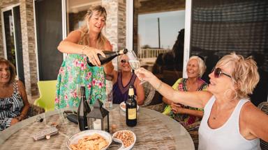 cyprus_paphos_groep_vrouwen_champagne_sfeer_getty