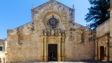 italie_puglia_otranto_kathedraal-van-otranto_plein_ingang_voorgevel_getty