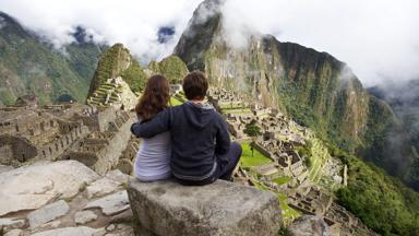 peru_machu-picchu_uitzichtpunt_toeristen_koppel_stel_b.jpg