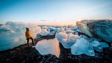 IJsland, Jokulsarlon gletsjermeer, Diamond beach - GettyImages-1247373128