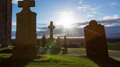 ierland_county_tipperary_rock_of_cashel_grafstenen_zonnestralen_tourism_ireland