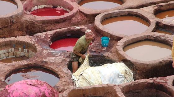 marokko_fes-meknes_fes_leerlooierswijk_verfbaden_man_close-up_kleur_f