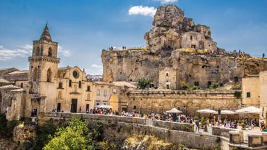 italie_basilicata_matera_sassi_grotwoningen_kerk_mensen_pixabay