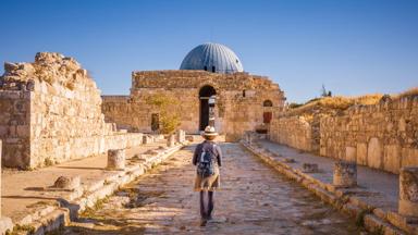 jordanie_amman_amman-citadel_umayyad-paleis_monumental-gateway_vrouw_toerist_shutterstock_1257324484