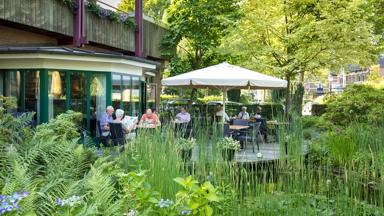 hotel_nederland_lochem_hampshire-hotel-hof-van-gelre_terras_tuin_mensen