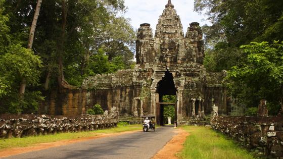 cambodja_siem-riep_angkor-thom_bayon-tempel_tuk-tuk_toegangspoort_3_b