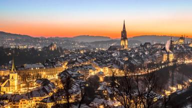 zwitserland_bern_bern_stad_avond_zonsondergang_daken_pixabay
