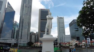 singapore_raffles-standbeeld_wit_wolkenkrabbers_mensen-rivier_traditionele-huizen_f.JPG