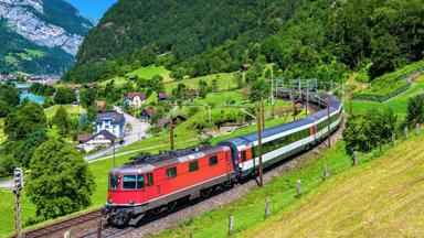 zwitserland_algemeen_gotthard-panorama-express_trein_spoor_dorp_shutterstock-519641599