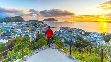 Noorwegen, More og Romsdal, Alesund, uitzicht vanaf Strykejernet -GettyImages-1173568729