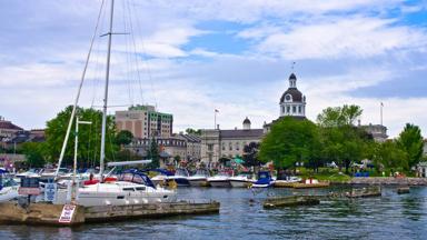 canada_ontario_kingston_haven_zeilboten_gebouwen_boten_shutterstock
