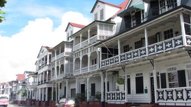 suriname_paramaribo_waterkant_koloniale-huizen_auto_straat_f