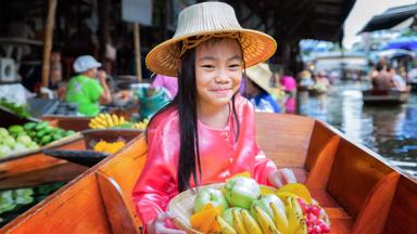 thailand_drijvende-markt_damnoen-saduak_meisje-met-fruit_b