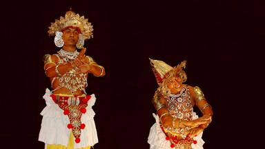 sri lanka_kandy_cultural show_dansers_w