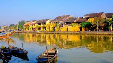 vietnam_hoi an_kade_bootjes_oude huizen_b