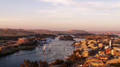 egypte_aswan_nijl_uitzicht_stad_boot_feloek_felucca_f