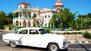 cuba_cienfuegos_paleis_met oldtimer_f