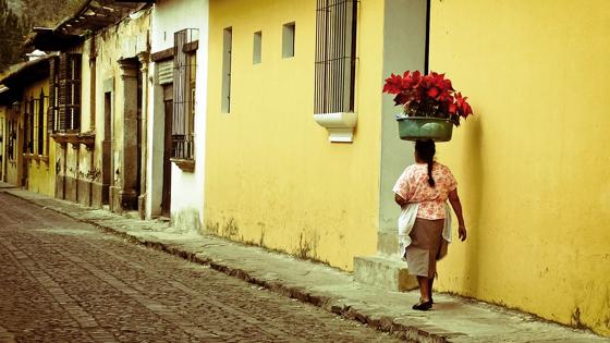 guatemala_antigua_straatbeeld_gevels_local_vrouw_draagt-op-hoofd_b