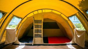 België_Deulin-Hotton_Camping_Pont_De_Deulin_Tunneltent_Interieur