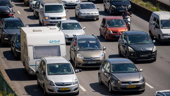 Verkeersdrukte vakantieverkeer (met caravan).