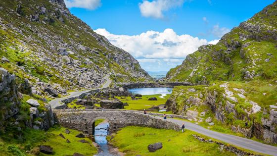 ierland_county-kerry_gap-of-dunloe_kloof_meer_rivier_landschap_brug_wandelaar_heuvel_getty