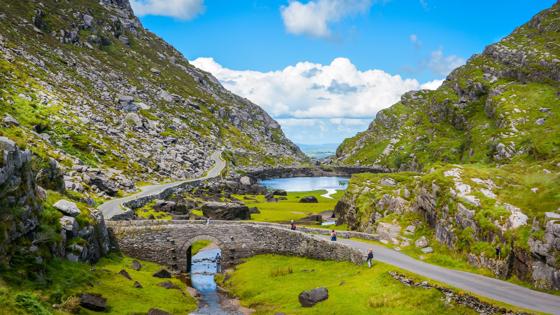 ierland_county-kerry_gap-of-dunloe_kloof_meer_rivier_landschap_brug_wandelaar_heuvel_getty