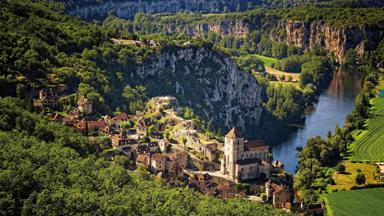 Frankrijk-Occitanie-Lot-Saint-Cirque-Lapopie-rivier-luchtfoto©CRT Occitanie-Dominique.Viet