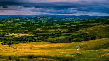 wales_brecon-beacons-national_park_landschap_heuvels_weg