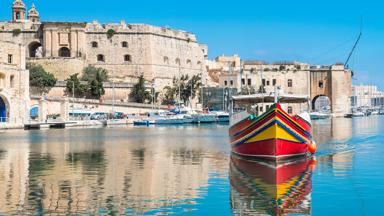 malta_valetta_cospicua_vissersbootje_zee_shutterstock