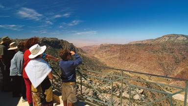 jordanie_dana_toeristen_groep_uitzicht_afkomstig-van-agent