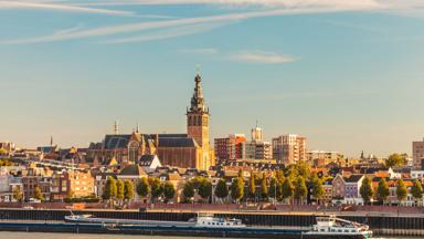 nederland_gelderland_nijmegen_waal_sint-steven_waalkade_boot_rivier_skyline_shutterstock